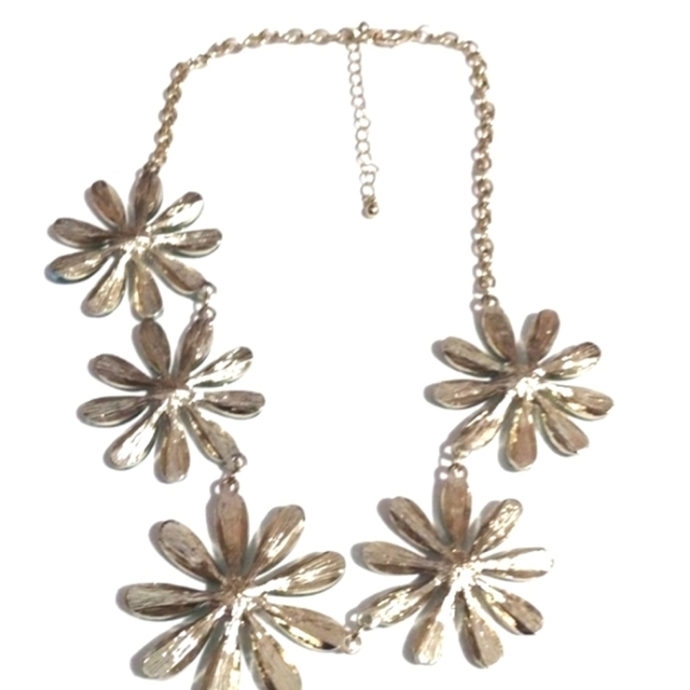 VINTAGE GREEN LUCITE PETALS AND RHINESTONES FLORAL BIB GOLD-TONE 17-20"NECKLACE - Picture 6 of 11